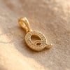 Q Harfi Zirkon Taşlı Minimal Kolye Ucu  - 14k Altın Kaplama - 8 x 17 mm
