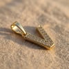 V Harfi Zirkon Taşlı Minimal Kolye Ucu  - 14k Altın Kaplama - 9 x 16 mm