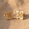 Zirkon Kalpli Beyaz Mineli Çiçek Çelik Küpe - 14k Altın Kaplama - 10 mm