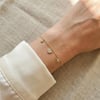 Zirkon Taşlı Üç Kalpli Charm Bileklik - 14K Altın Rengi Kaplama, 17+3 cm