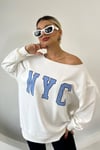 AÇIK KAYIK YAKA NYC BASKILI SWEATSHIRT
