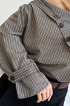ASİMETRİK YAKA DÜĞME DETAYLI ÇİZGİLİ TUNİK BLUZ MAVİ