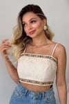 BEJ RENGİ İŞLEMELİ ŞERİT DETAYLI ASKILI CROP BÜSTİYER