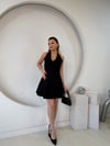 BOYUNDAN BAĞLAMALI SIRT DEKOLTELİ KISA SİYAH ELBİSE