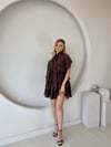 KAHVERENGİ BELİ LASTİKLİ ETEĞİ FIRFIRLI MİNİ ELBİSE