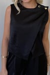 SİYAH PARLAK SATEN KEMERLİ PANTOLON VE BLUZ TAKIM