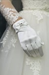 Saten Gelin Eldiveni - Fiyonklu ve Taş Detaylı Kısa Nikah Eldiveni
