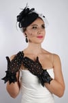 Siyah Tül Taşlı Abiye Eldiven ve Tüylü Fascinator Şapka Seti