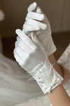 Victor İncili Saten Gelin Eldiveni - Tüy ve Fiyonk Detaylı Lüks Nikah Eldiveni
