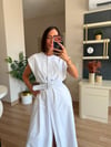 Beyaz Önden Düğmeli Kemerli Elbise 