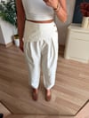 Beyaz Yandan Düğme Detaylı Pantolon
