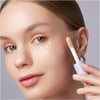 Pastel Eye Cream + Hydrating Satin Concealer 63 – Jel Formüllü, Yüksek Kapatıcı ve 24 Saat Nemlendirici Aydınlatıcı, 4.3 ml