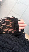 Siyah Dantel Drape Detaylı Dantel Elbise
