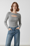 Kadın Melanj Gri Pamuklu Kaşkorse Pencere Yaka Cut Out Detaylı Slim Fit Esnek Bluz