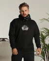 Erkek Oversize Üç İplik Kapüşonlu Sweatshirt – Siyah Sırt ve Ön Baskılı, Kanguru Cepli, Rahat Kalıp, İçi Pamuklu ModeL-Siyah