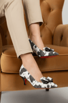 Extra Shoes İstanbul Kadın Siyah Cow desenli Stiletto Fiyonk Detaylı Topuklu Ayakkabı