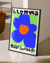 Blomma Blue Flower Modern Duvar Tablosu – Yeşil Zeminli Tipografik Çiçek Poster