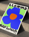 Blomma Blue Flower Modern Duvar Tablosu – Yeşil Zeminli Tipografik Çiçek Poster