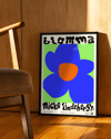 Blomma Blue Flower Modern Duvar Tablosu – Yeşil Zeminli Tipografik Çiçek Poster