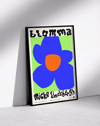 Blomma Blue Flower Modern Duvar Tablosu – Yeşil Zeminli Tipografik Çiçek Poster