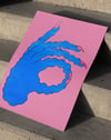 Blue Gesture Modern Duvar Tablosu – Pembe Mavi El İşareti Poster