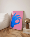 Blue Gesture Modern Duvar Tablosu – Pembe Mavi El İşareti Poster