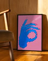 Blue Gesture Modern Duvar Tablosu – Pembe Mavi El İşareti Poster