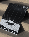 Boom Orbit Modern Duvar Tablosu – Siyah Beyaz Optik Tipografik Poster