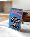 Checkered Totem Modern Duvar Tablosu – Mavi Zeminli Geometrik Abstract Poster