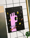 Cosmic Hand Modern Duvar Tablosu – Pembe El ve Uzay Poster