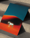 Crimson Horse Modern Duvar Tablosu – Kırmızı Manzara At Poster