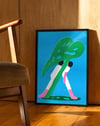 Green Stride Modern Duvar Tablosu – Mavi Zeminli Sürreal Yürüyen Form Poster