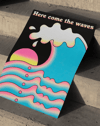 Here Come The Waves Modern Duvar Tablosu – Retro Dalga ve Gün Batımı Poster