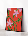 Purple Bloom Modern Duvar Tablosu – Kırmızı Zeminli Botanik Çiçek Poster
