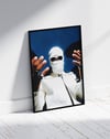 Urban Ghost Modern Duvar Tablosu – Beyaz Maskeli Street Poster