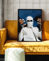Urban Ghost Modern Duvar Tablosu – Beyaz Maskeli Street Poster