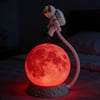 BUFFER® 3D Ay Üzerinde Astronot LED Gece Lambası – Dokunmatik 10 Renk Değiştiren Dekoratif Çocuk Odası Masaüstü Ay Lambası
