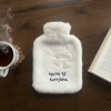 Hello Everyone Yazılı Kurdeleli Beyaz Peluş Sıcak Su Torbası 1 Lt – Yumuşak Kılıf, Uzun Süre Sıcak Tutan Termal Su Torbası Bx40