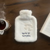 Hello Everyone Yazılı Kurdeleli Beyaz Peluş Sıcak Su Torbası 1 Lt – Yumuşak Kılıf, Uzun Süre Sıcak Tutan Termal Su Torbası