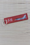 F 16 Remove Before Flight Yazili Kirmizi Beyaz Nakis İslemeli Bez Anahtarlik