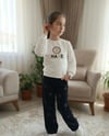 Kız Çocuk TakımKız Çocuk Kabartma Ponpon Kollu Sweatshirt ve Nakışlı Kot Pantolon İkili Takım Beyaz