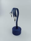 SALLANTILI UÇLARI RENKLİ TAŞLI ÇİVİ MODELİ KÜPE