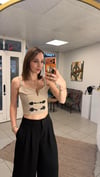 CROP - ŞENİZ BUTİK DERİ KAPAMA AKSESUARLI ARKASI LASTİKLİ CROP BEJ