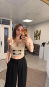 CROP - ŞENİZ BUTİK DERİ KAPAMA AKSESUARLI ARKASI LASTİKLİ CROP BEJ