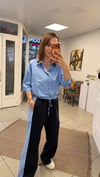 GÖMLEK - ŞENİZ BUTİK ÇİZGİLİ ARKASI YAZILI  OVERSİZE GÖMLEK MAVİ