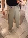PANTOLON - ŞENİZ BUTİK DÜĞME DETAYLI PİLELİ YÜKSEK BEL KUMAŞ PANTOLON VİZON