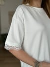 Beyaz Sırtı Dantelli Tişört