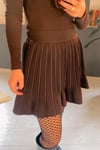 quzu-2441573-pileli-mini-etek-kahverengi