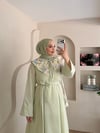 Mimoza Yaka Aksesuarlı Bel Kuşaklı Elbise