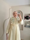 Mimoza Yaka Aksesuarlı Bel Kuşaklı Elbise